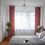 Апартаменты Oomph Skyline 3bdr Retreat With Ac