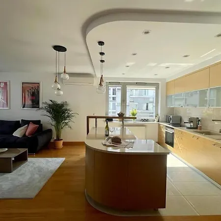 Oomph Skyline 3bdr Retreat With Ac Appartement Varsovie