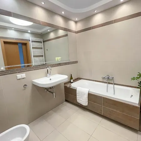 Oomph Skyline 3bdr Retreat With Ac Appartamento Varsavia