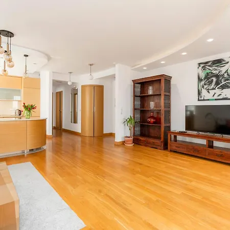 Oomph Skyline 3bdr Retreat With Ac Daire